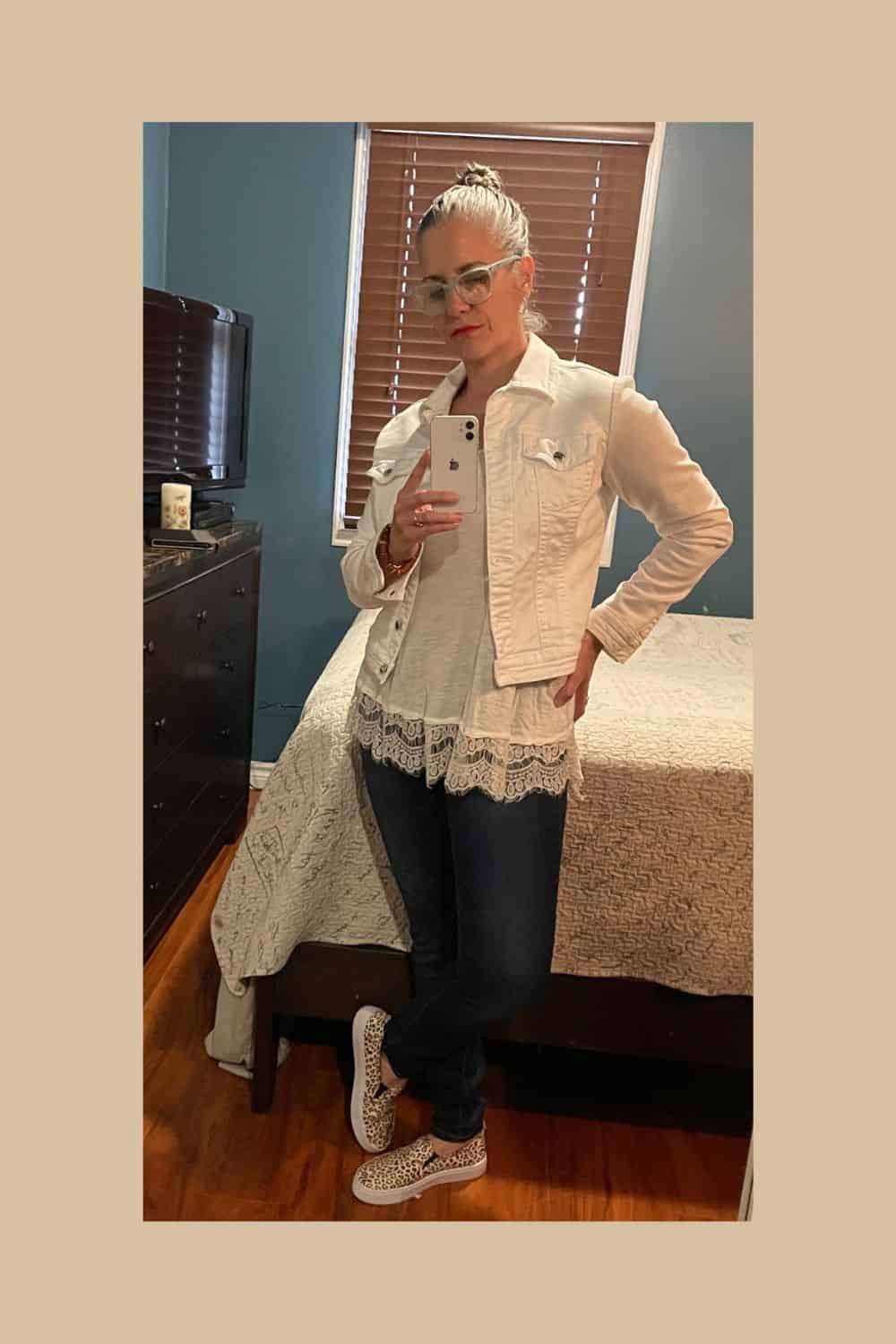 white jean jacket outfits for women
